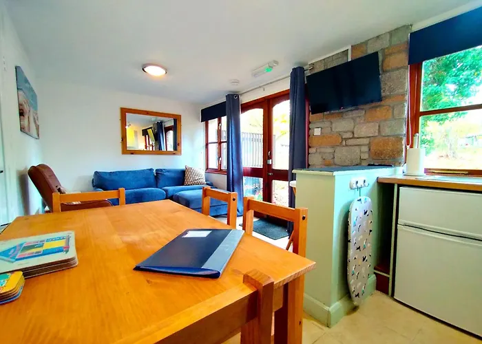 Rebels Retreat - 2-Bed Chalet Nr St Ives & Hayle