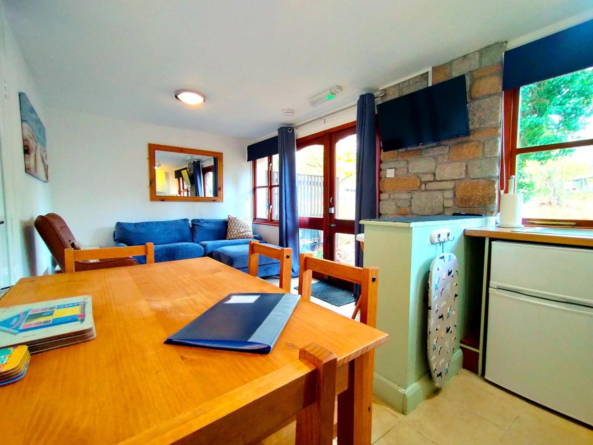 Rebels Retreat - 2-bed Nr & Hayle Chalet St Ives (Cornwall)