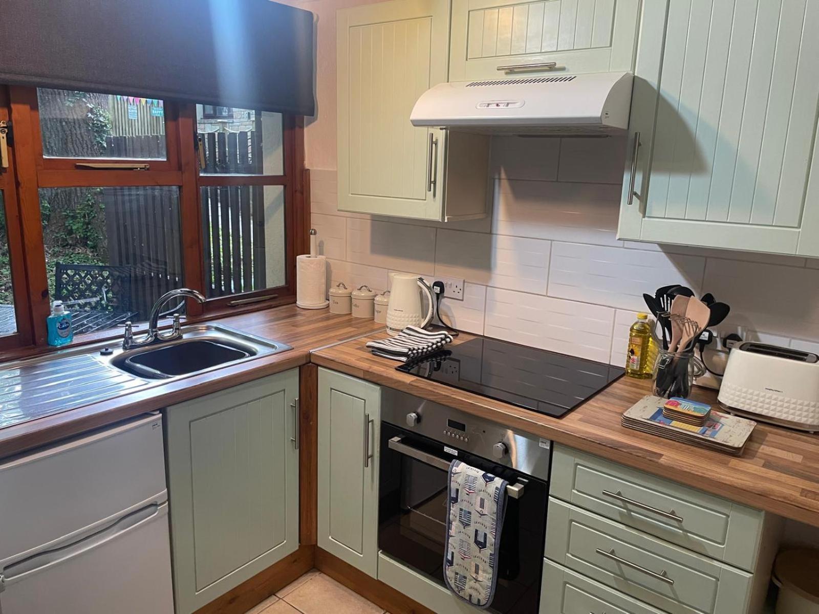 Rebels Retreat - 2-bed Nr & Hayle Chalet
